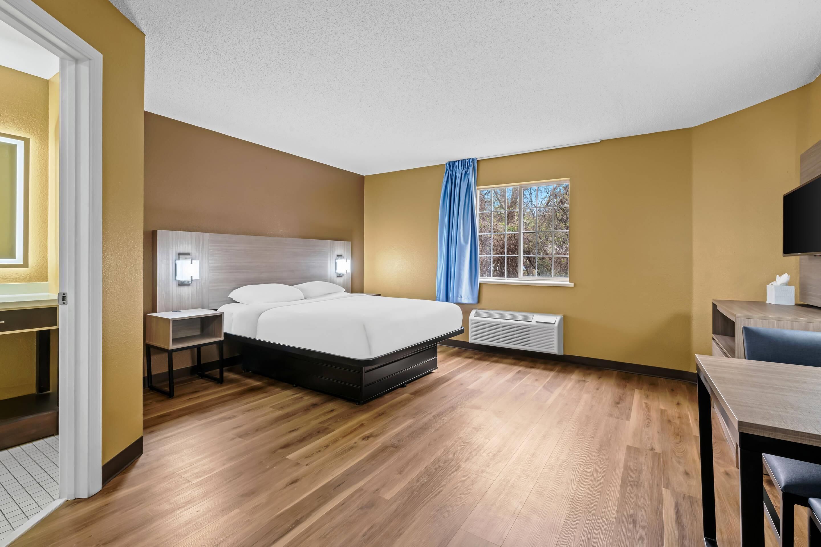 Standard Room, 1 Queen Bed, Non Smoking