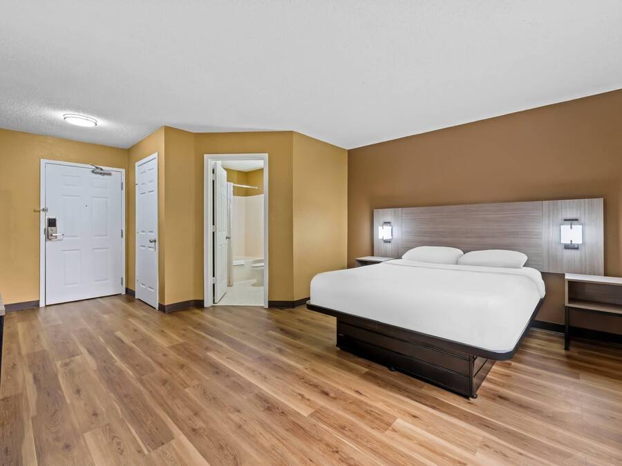 Kamar Standar, 1 Tempat Tidur Queen, Bebas Asap Rokok | Meja kerja, ruang kerja ramah laptop, dan tirai kedap cahaya