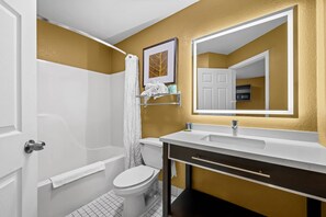 Quarto standard, 1 cama Queen, para não fumantes | Escrivaninha, espaço de trabalho para notebook, cortinas blackout