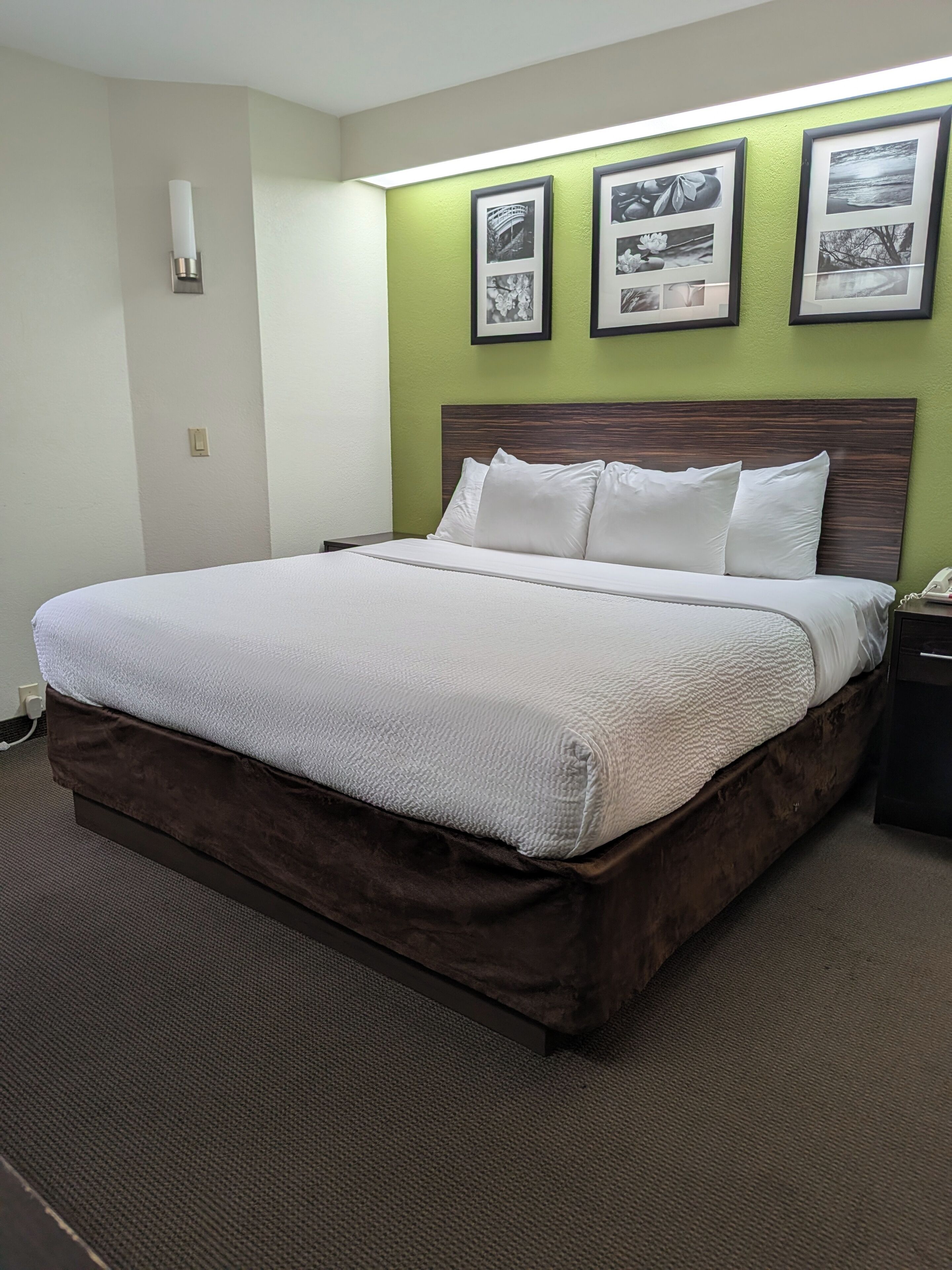 Schreibtisch, Verdunkelungsvorhänge, Bügeleisen/Bügelbrett