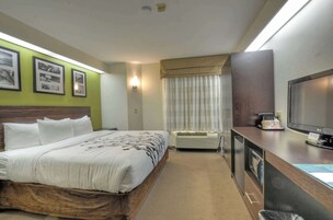 Escritorio, cortinas blackout y tabla de planchar con plancha 