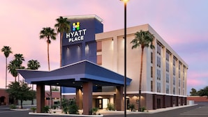 Ein modernes Hotel mit einem auffälligen Schild, auf dem "HYATT PLACE" steht.