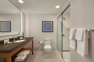 Bañera con ducha, artículos de tocador gratuitos, secador de pelo