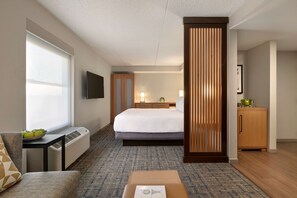 客房, 1 张特大床和 1 张沙发床 (High Floor) | 羽绒被、客房内保险箱、办公桌、遮光窗帘