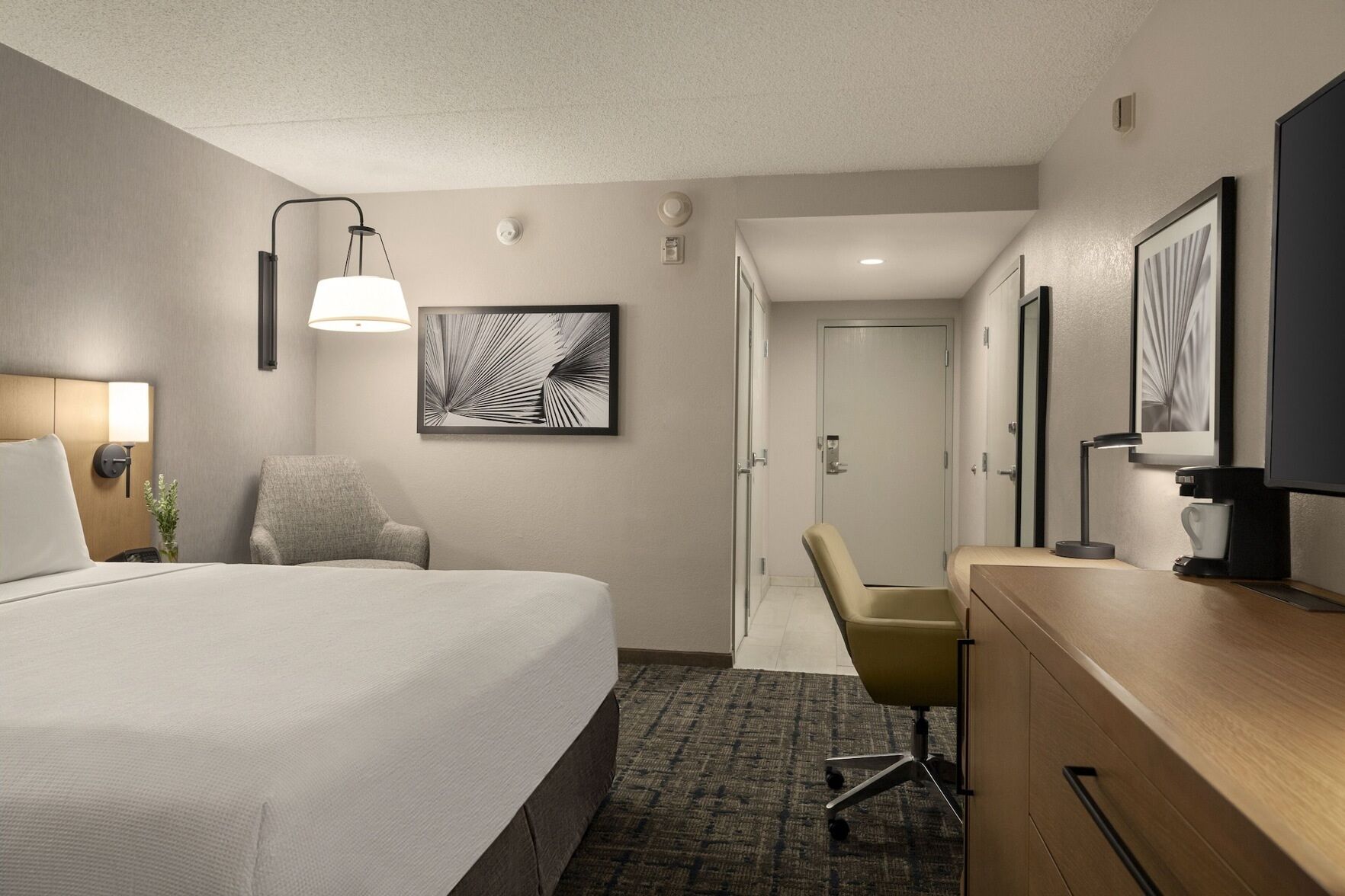 Down comforters, in-room safe, desk, blackout drapes