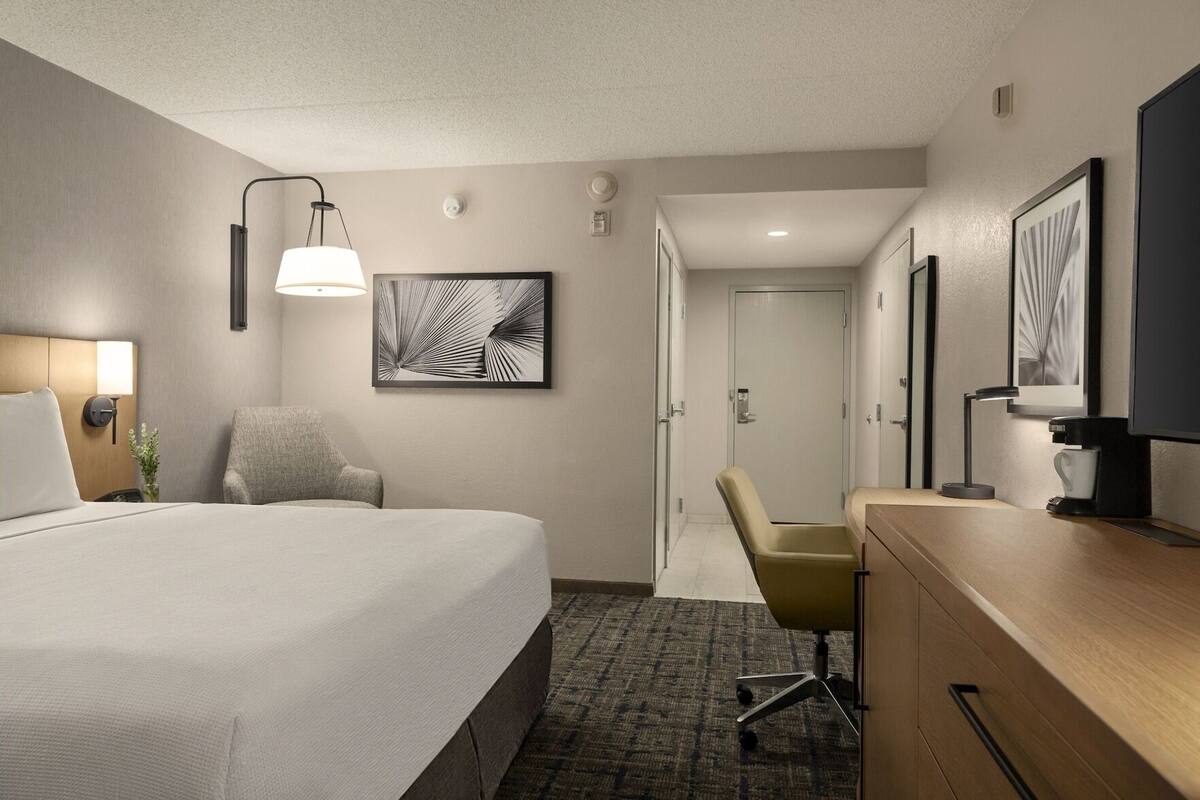 Down comforters, in-room safe, desk, blackout drapes
