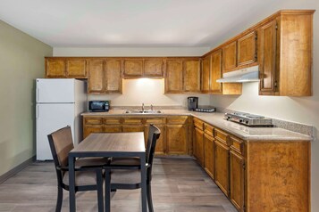 Suite, 1 cama King size, para no fumadores, cocineta (with Sofabed) | Cocineta privada | Refrigerador, microondas y cafetera y tetera 