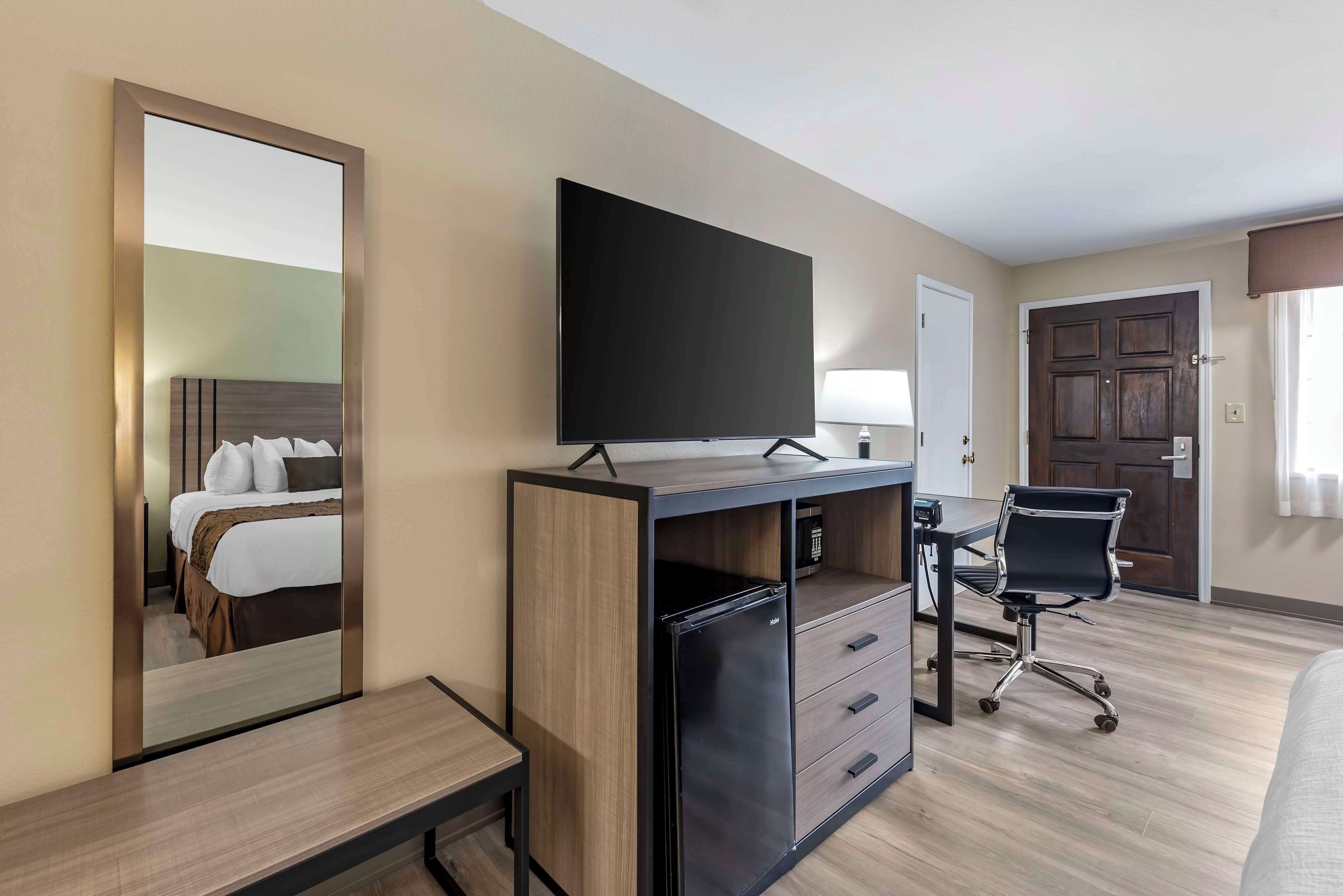 egyptian cotton sheets, premium bedding, pillow-top beds, in-room safe