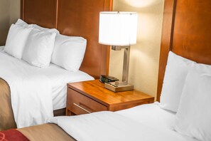 Escritorio, cortinas blackout y tabla de planchar con plancha 