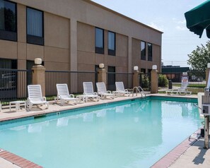 Una piscina al aire libre de temporada