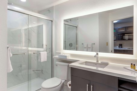 Standard Room, 1 Queen Bed, Non Smoking, Kitchen (Full Kitchen) | Bathroom | Shower, hair dryer, towels. Executive Residency by Best Western Philadelphia-Willow Grove