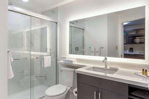 Standard Room, 1 Queen Bed, Non Smoking, Kitchen (Full Kitchen) | Bathroom | Shower, hair dryer, towels
