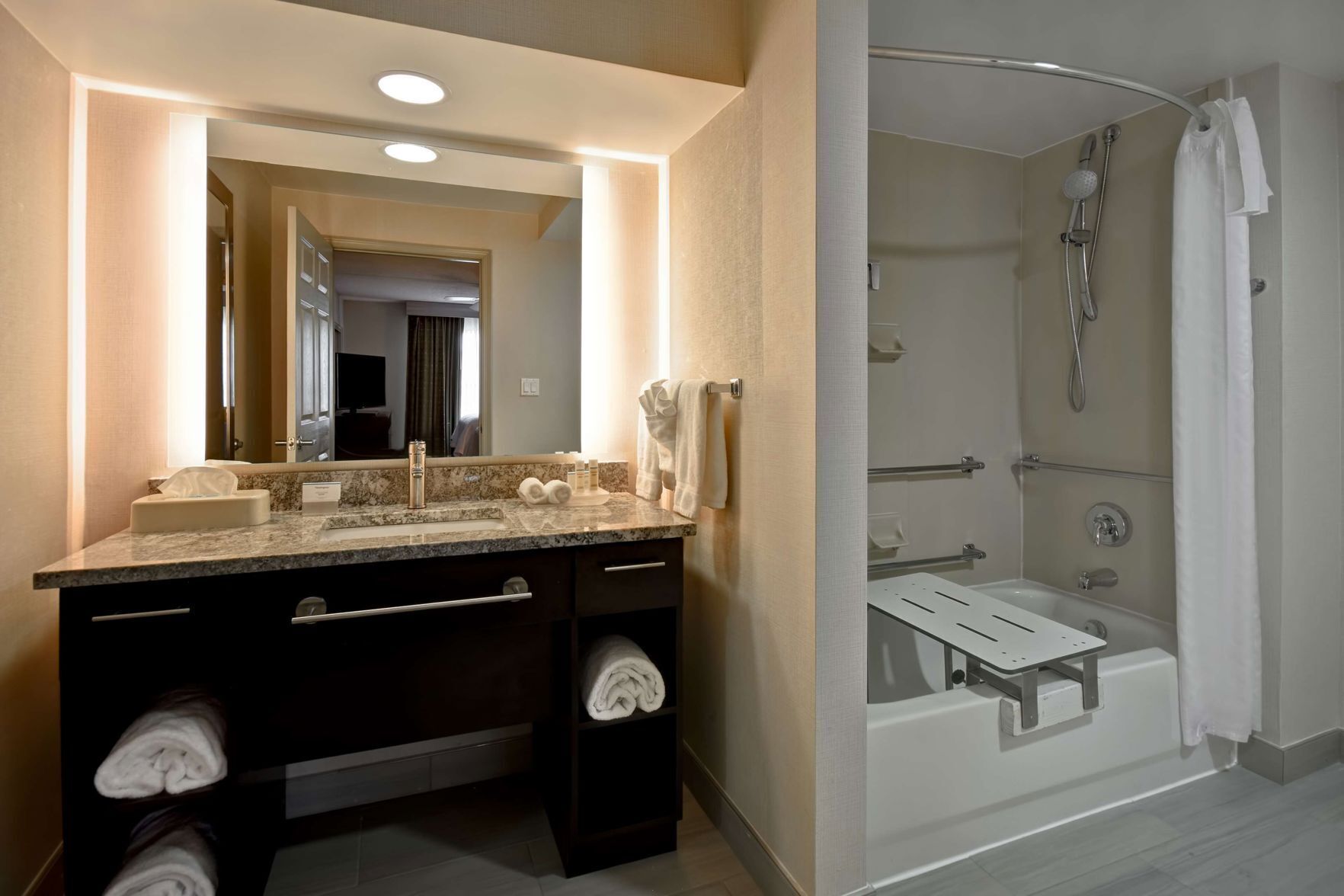 Baño | Tina con regadera, amenidades de baño gratuitas, secadora de cabello 