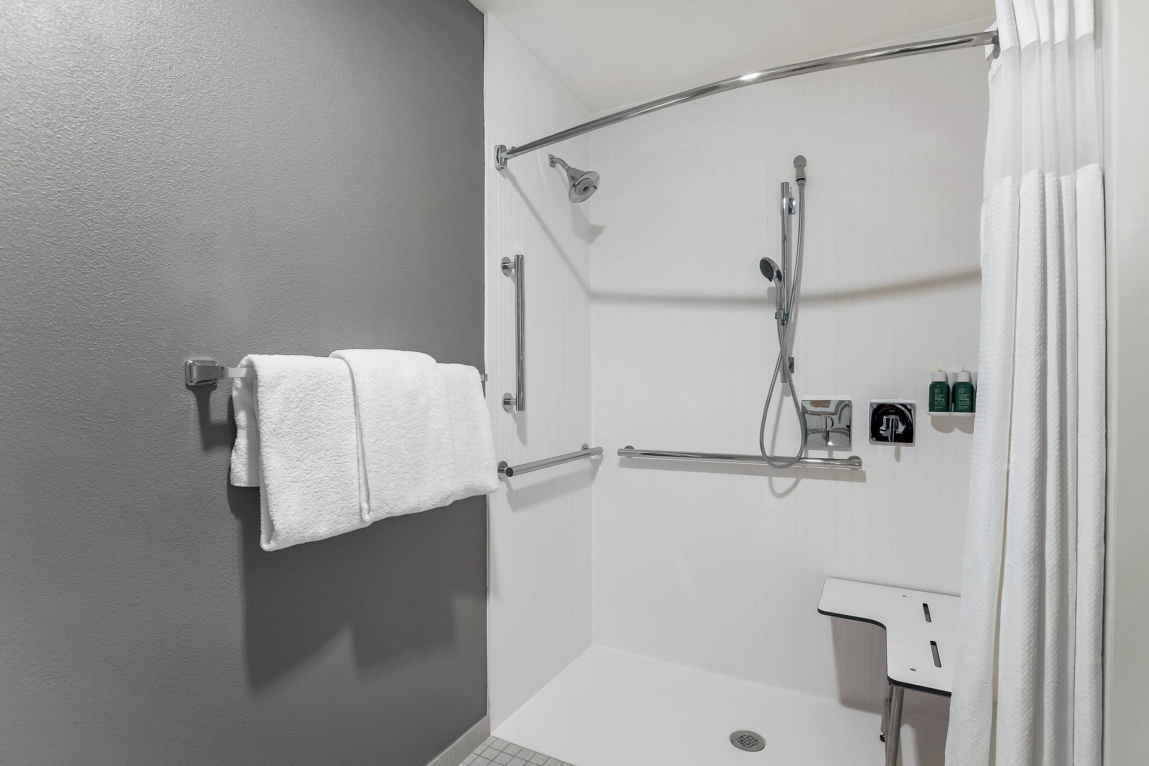 room, 1 king bed | bathroom | combined shower/bathtub, free toiletries, hair dryer, towels