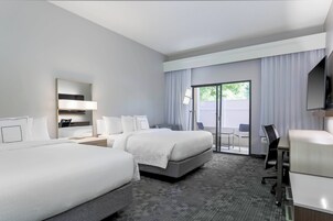 Ropa de cama de alta calidad y caja de seguridad en la habitación 