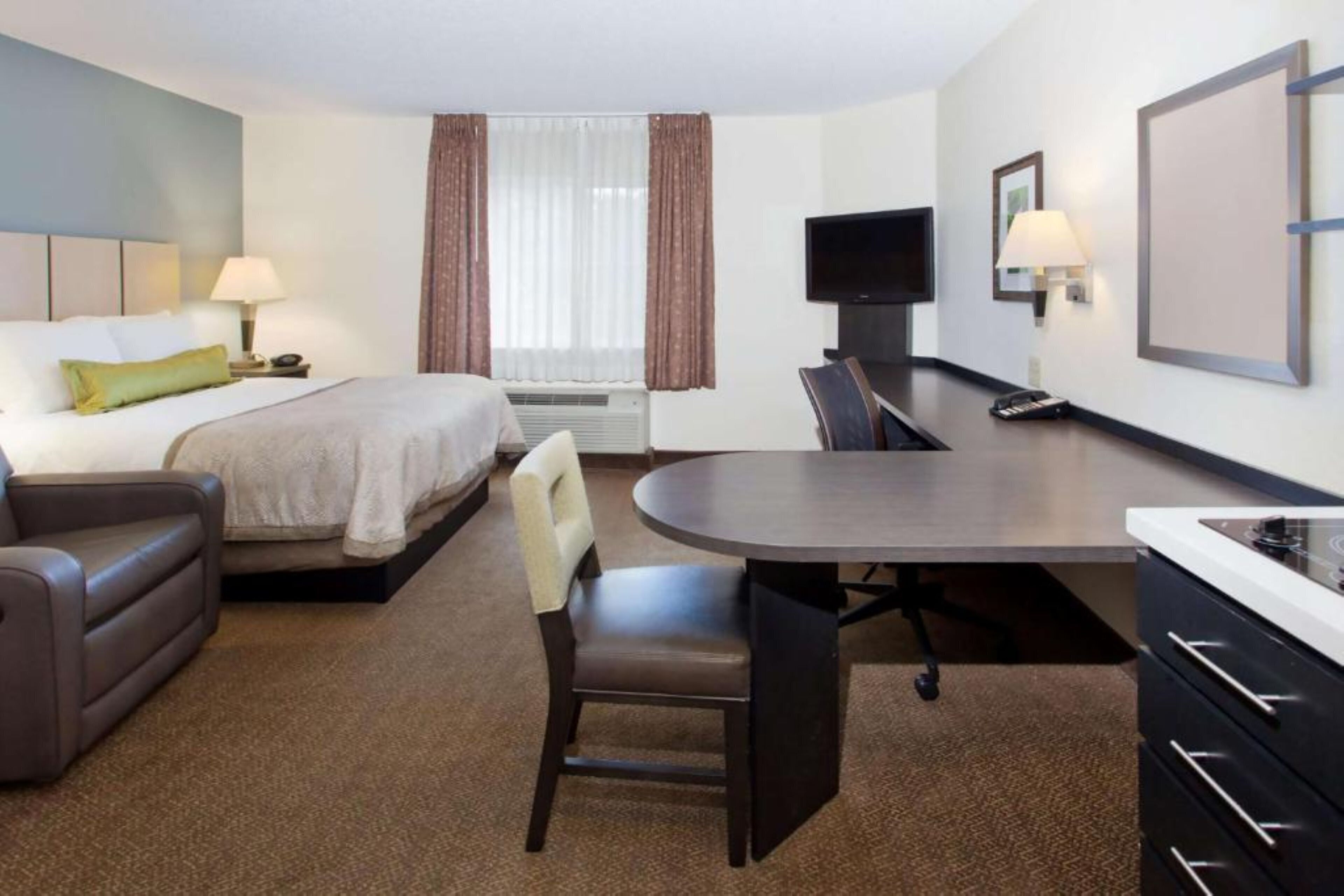 Premium bedding, Tempur-Pedic beds, in-room safe, desk