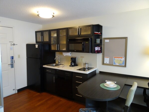 1 間睡房、高級寢具、Tempur-Pedic 床墊、房內夾萬