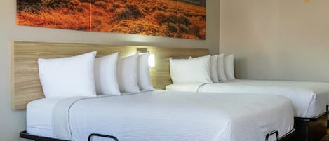 高級寢具、房內夾萬、書桌、隔音