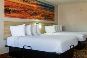 Une chambre d’hôtel avec deux lits, une grande peinture murale et une tête de lit en bois.