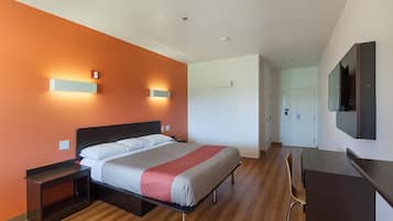 Escrivaninha, roupa de cama