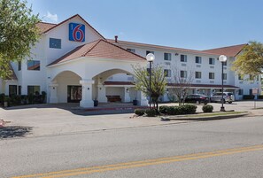 Front of property - Motel 6 Bedford, TX - Fort Worth (Bedford)