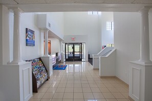 Lobby - Motel 6 Bedford, TX - Fort Worth (Bedford)
