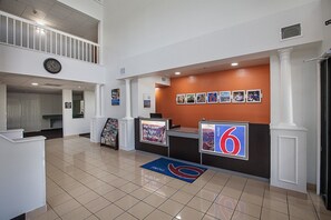 Lobby - Motel 6 Bedford, TX - Fort Worth (Bedford)
