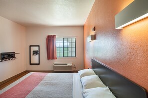Escritorio y ropa de cama