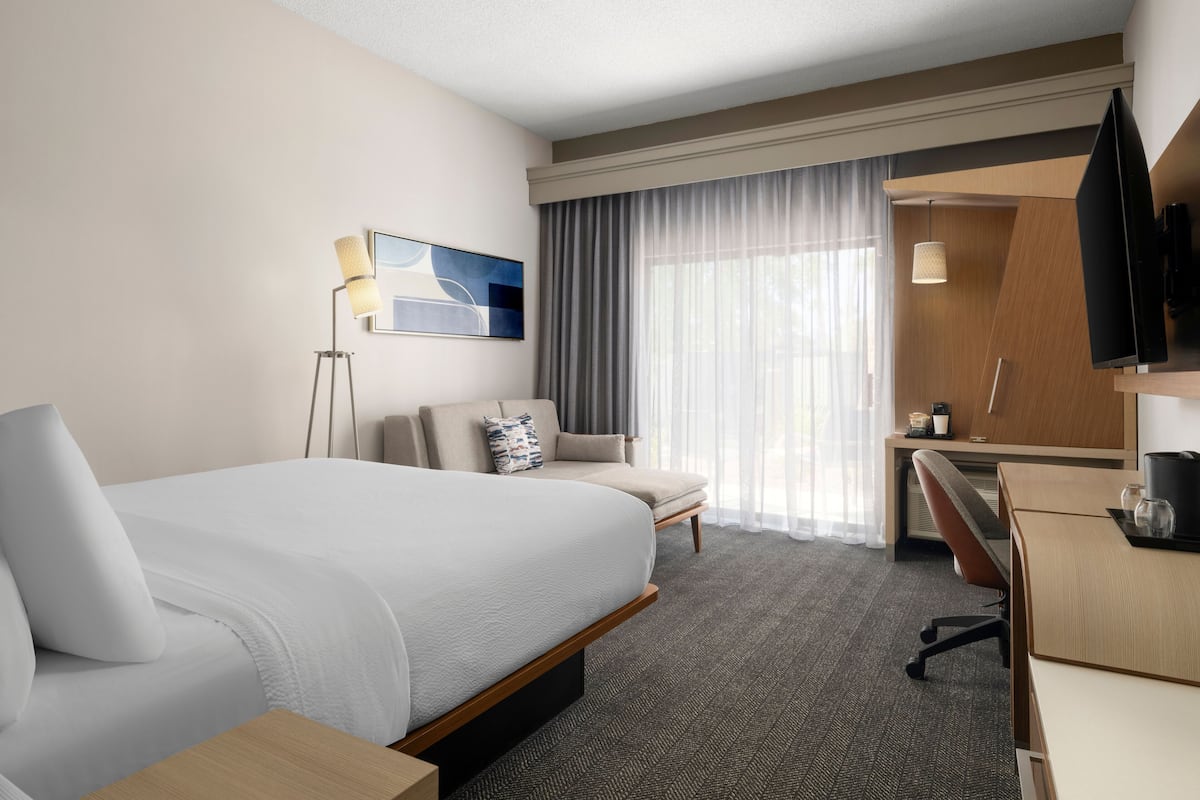 1 bedroom, premium bedding, pillow-top beds, desk