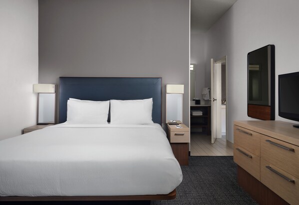 1 phòng ngủ, bộ đồ giường cao cấp, nệm có lớp đệm bông, bàn 