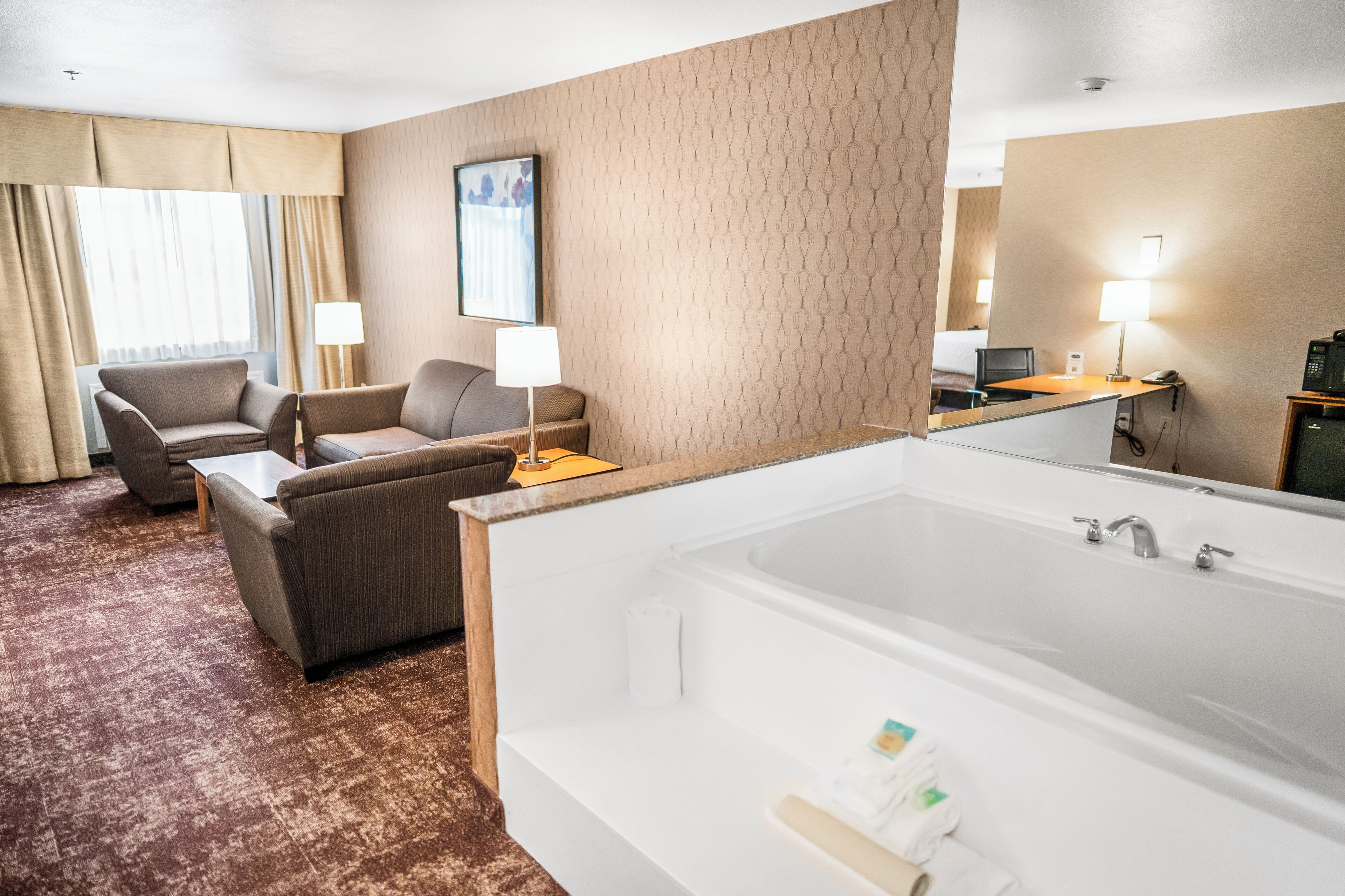 executive suite, 1 king bed with sofa bed, jetted tub, non smoking | 1 bedroom, pillow-top beds, individually furnished, desk