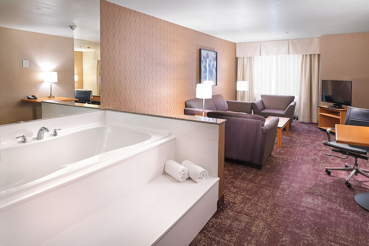 Executive Suite, 1 King Bed with Sofa bed, Jetted Tub, Non Smoking | 1 Schlafzimmer, Pillowtop-Betten, individuell eingerichtet, Schreibtisch