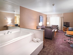 Executive Suite, 1 King Bed with Sofa bed, Jetted Tub, Non Smoking | أسرّة بطبقة علوية مريحة وطراز فريد لكل وحدة ومكتب