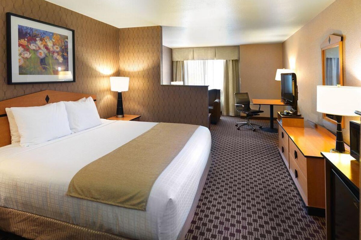 Pillowtop beds, desk, laptop workspace, blackout drapes