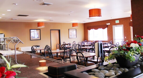 Free daily buffet breakfast  - Crystal Inn Hotel & Suites West Valley City (West Valley City)