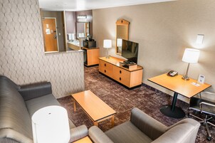 Quarto standard, 1 cama King e sofá-cama, para não fumantes | Camas com colchões pillow-top, individualmente mobiliados, escrivaninha