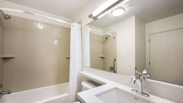 Ensemble douche/baignoire, articles de toilette gratuits, sèche-cheveux