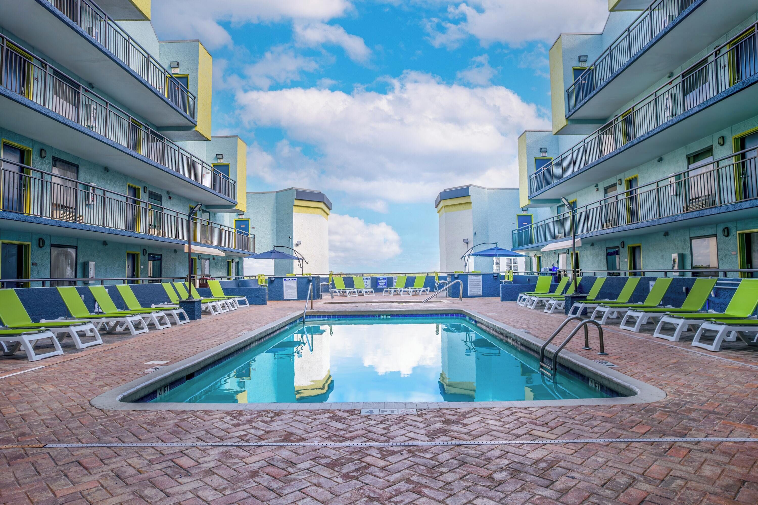 Kolam renang indoor dan 2 kolam renang outdoor