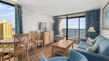 Suite estándar, frente al océano (King Bed) | Área de sala de estar | Televisión de pantalla plana de 30 pulgadas con canales por cable