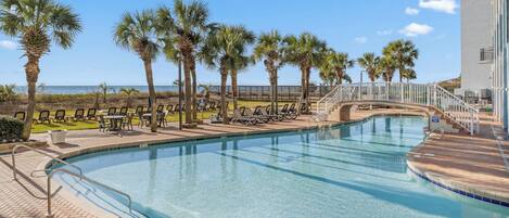 Innendørsbasseng og 2 utendørsbassenger