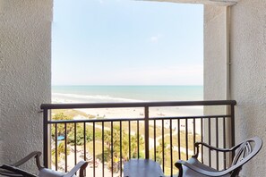 客房 (Studio, Deluxe 1 King Bed, Oceanfront) | 露台