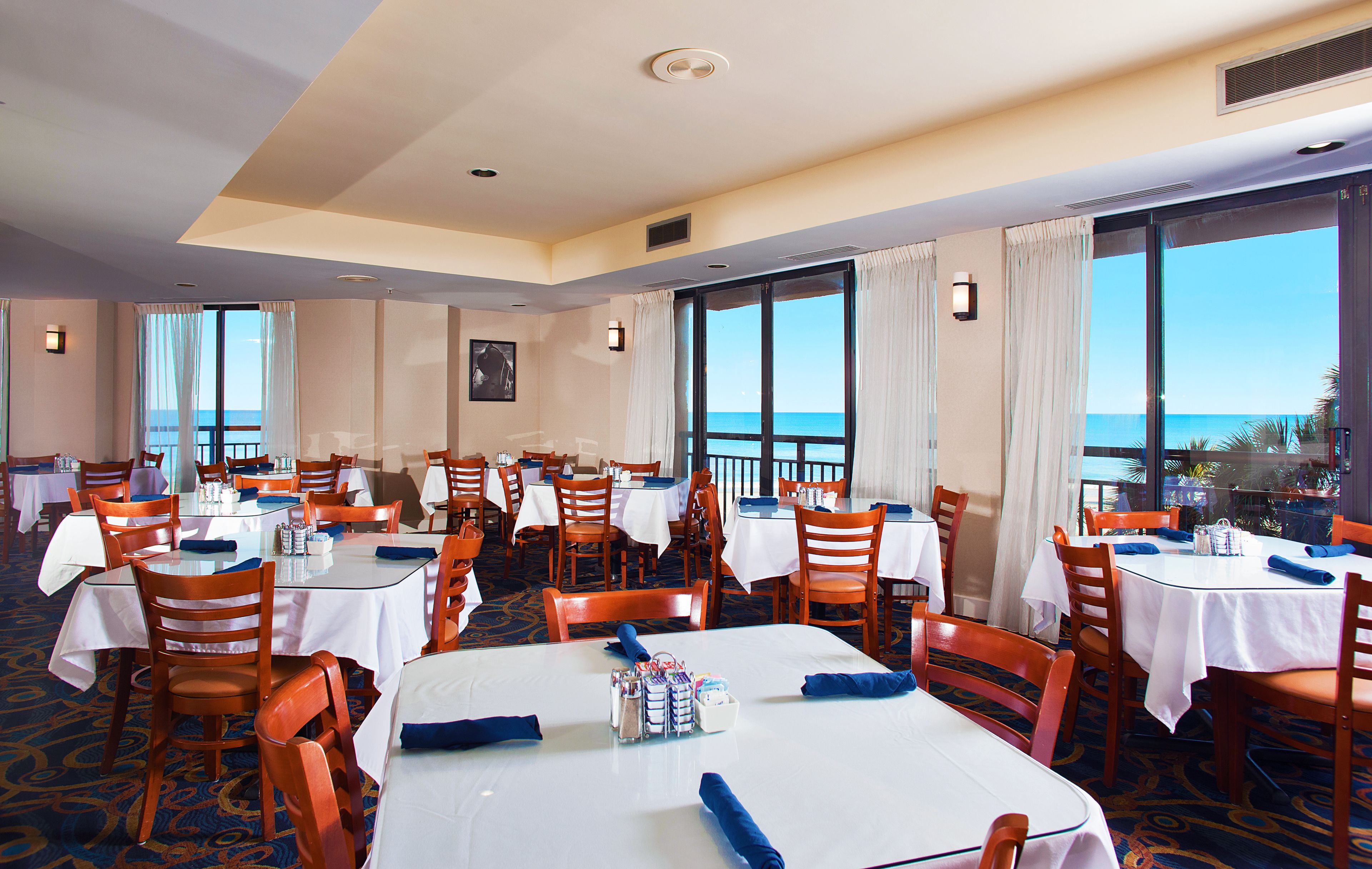 Se sirven desayunos y cenas; cocina americana; con vista al mar