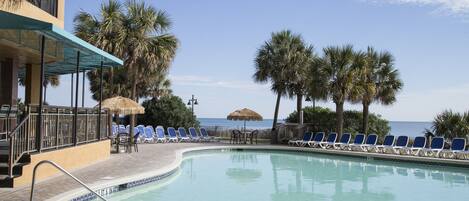 Innenpool, Außenpool, Liegestühle