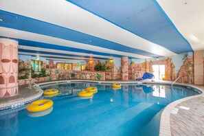 Indoor pool, outdoor pool, sun loungers - The Patricia Grand by Vacasa (Myrtle Beach)