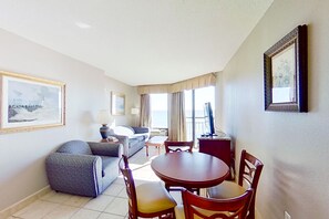 套房, 1 间卧室 (Oceanfront 1 King) | 起居区 | 平板电视