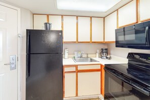 Appart'hôtel, 1 chambre (Oceanfront 2 Queen) | Cuisine privée | Réfrigérateur, micro-ondes, cafetière/bouilloire