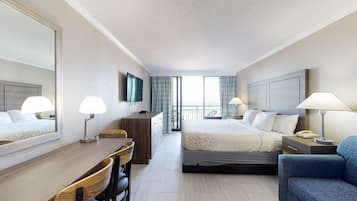 Huone (Studio, Deluxe 1 King Bed, Oceanfront) | 1 makuuhuone, tallelokero huoneessa, pimennysverhot, silitysrauta/-lauta