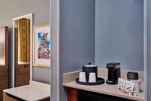 加厚床垫、办公桌、遮光窗帘、熨斗/熨衣板