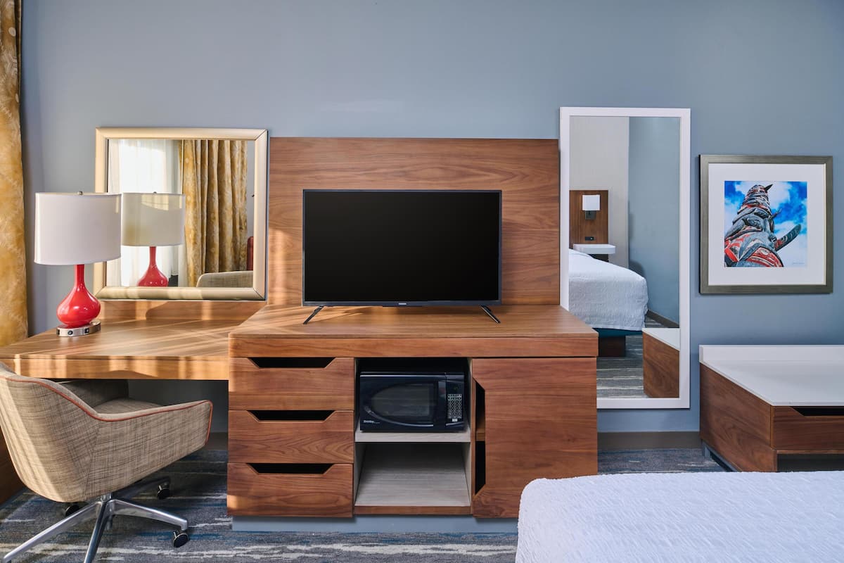 Pillowtop-patjalliset sängyt, työpöytä, pimennysverhot