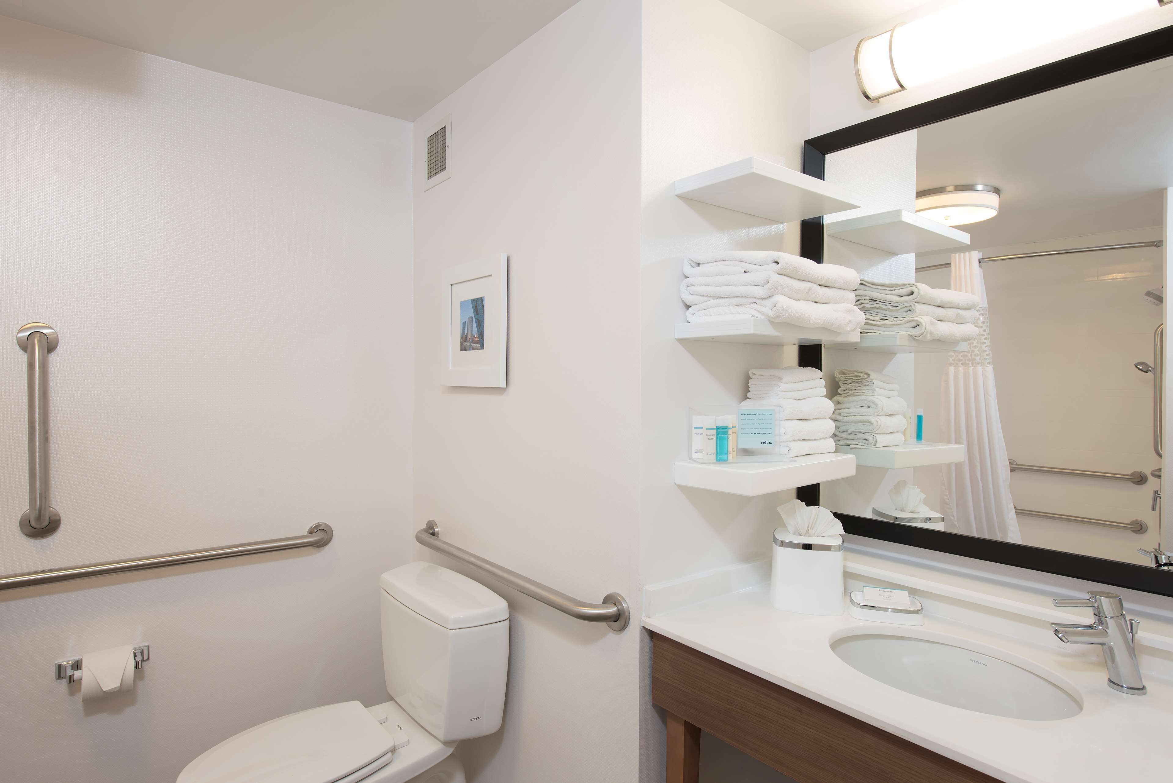 room, one king bed, non-smoking, accessible | bathroom | combined shower/bathtub, free toiletries, hair dryer, towels